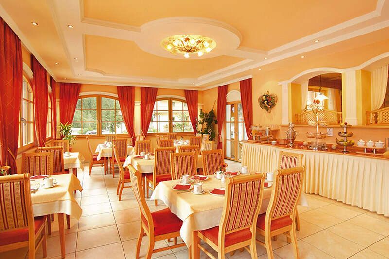 Breakfast room at the Alpenherz Hotel