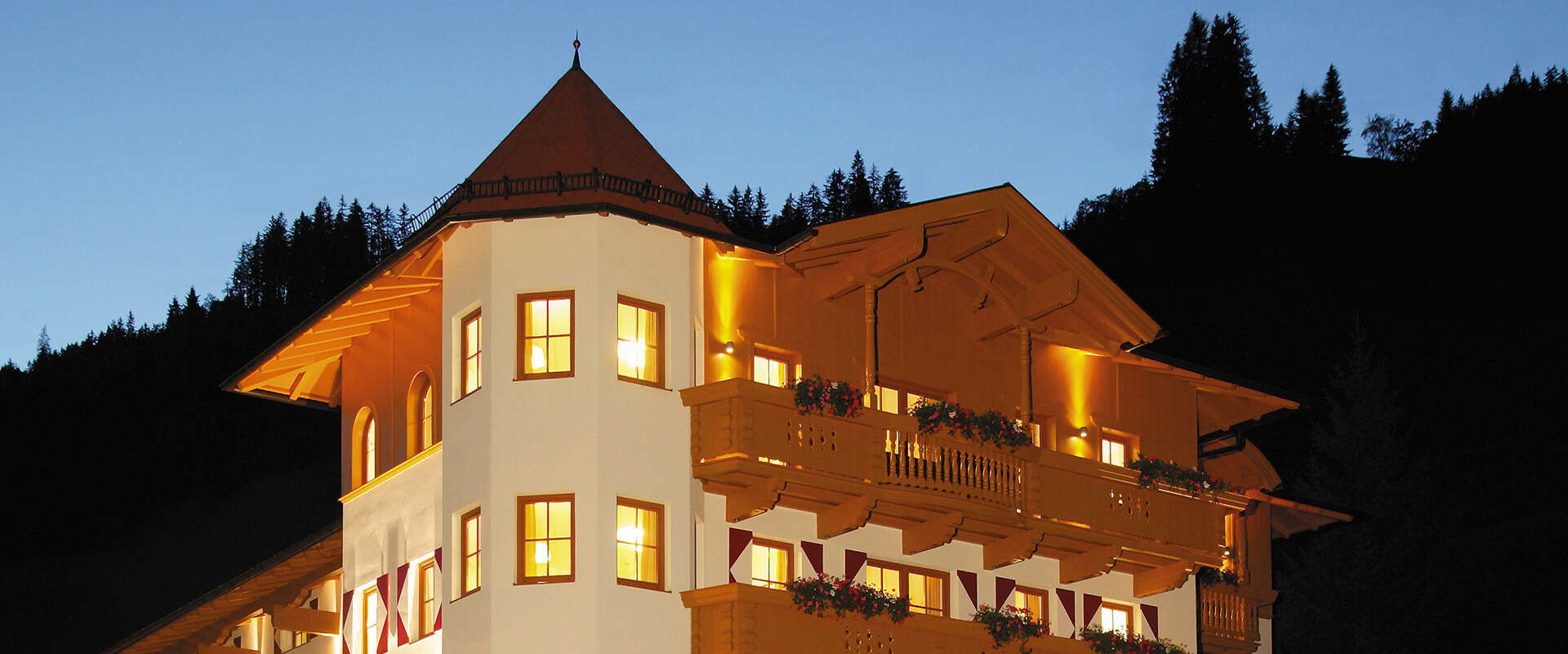 Alpenherz Hotel in Gerlos at night