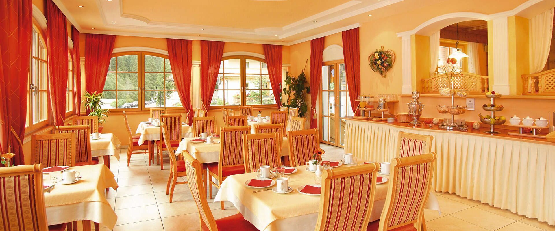 Frühstücksraum im Hotel Alpenherz in Gerlos