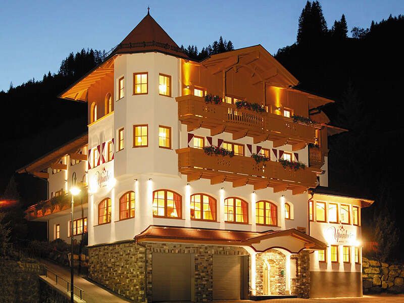 Nachtansicht vom Hotel Alpenherz im Zillertal